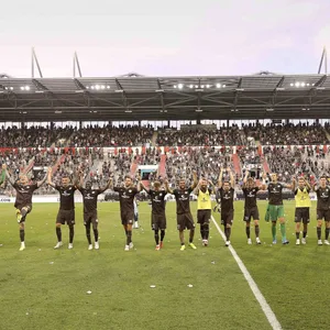 Vor knapp 10.000 Fans feiert der FC St. Pauli seinen 3:2-Derbysieg gegen den HSV.