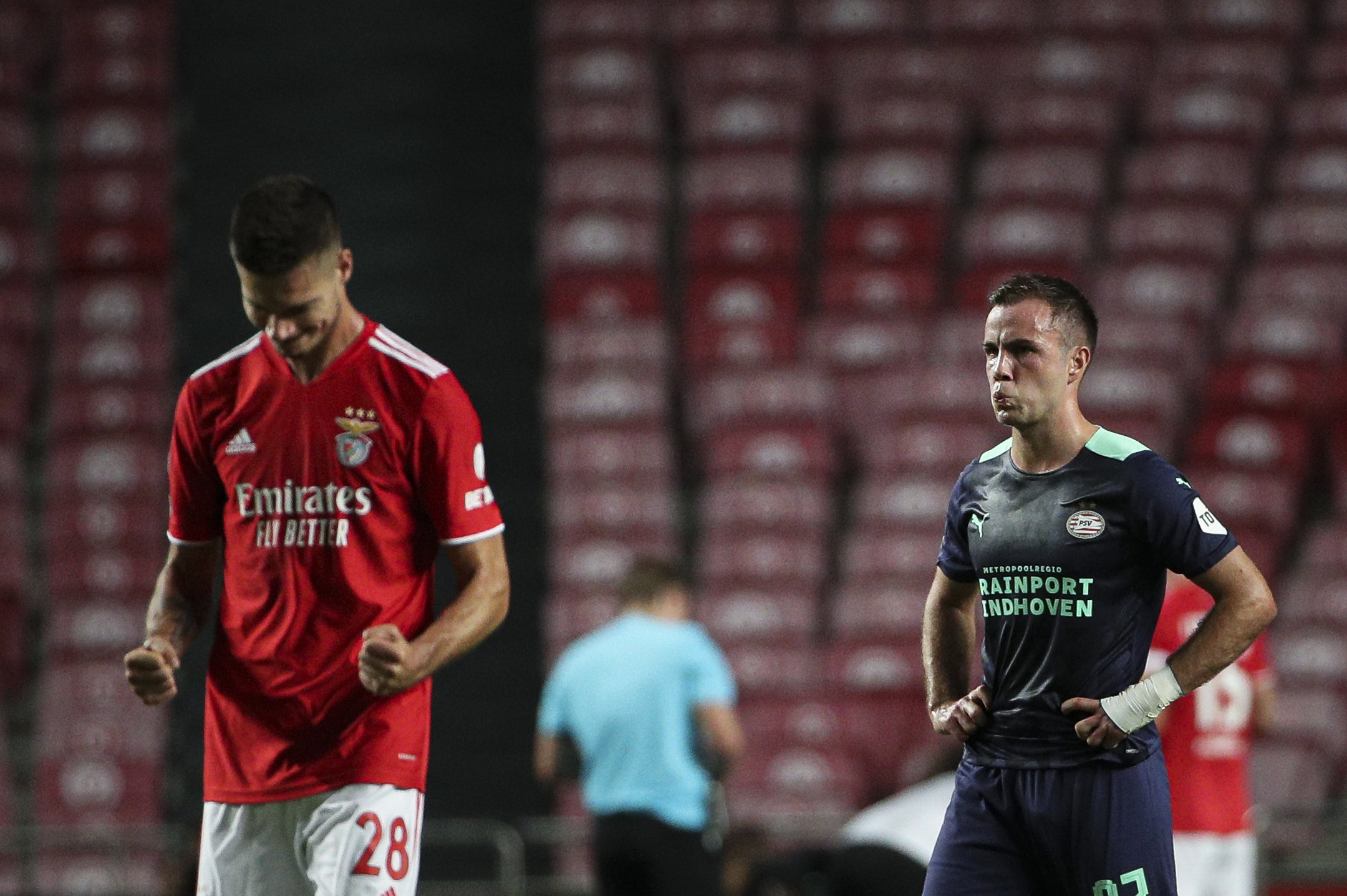 Jubel bei Julian Weigl (l.) über den Sieg von Benfica Lissabon gegen Mario Götze und die PSV Eindhoven