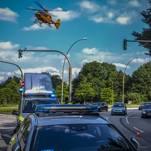 An den Rettungsarbeiten nach einem Auffahrunfall in Horn war kurzzeitig auch ein Rettungshubschrauber beteiligt.