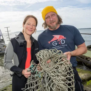 Tessa Mittelstaedt (47) und Matthias Komm (54) tauchen vor Rügen nach Geisternetzen.