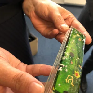 Eine Person hält eine Mezuzah in den Händen.