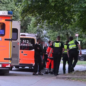 Sanitäter und Polizisten am Einsatzort in der Wetternstraße.