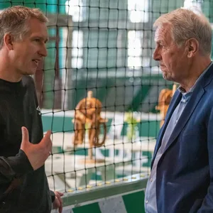 Der nicht zur Aufsichtsratswahl zugelassene Jörg Wontorra (r.) im Gespräch mit dem umstrittenen Werder-Geschäftsführer Frank Baumann
