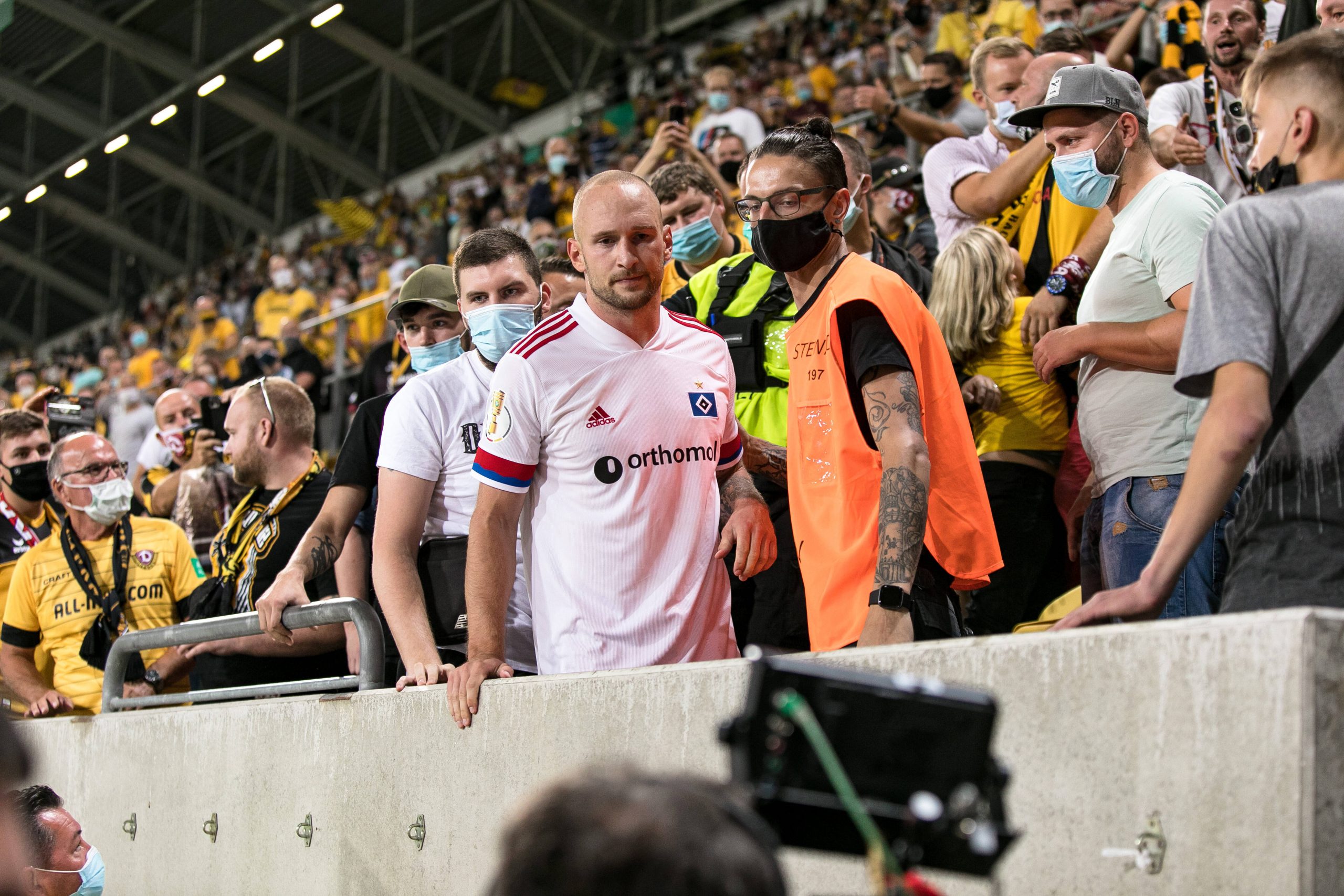 Toni Leistner legte sich beim Pokalspiel in Dresden mit einem Fan auf der Tribüne an und wurde gesperrt.