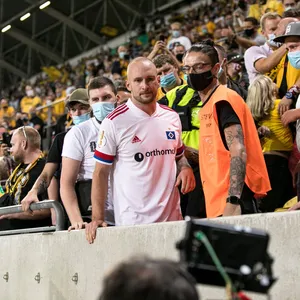 Toni Leistner legte sich beim Pokalspiel in Dresden mit einem Fan auf der Tribüne an und wurde gesperrt.
