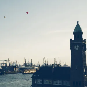 Heißluftballons über dem Hafen