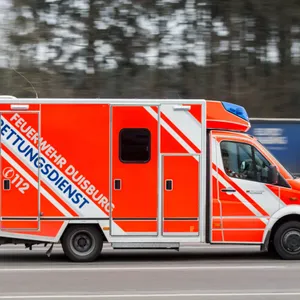 Einsatzanfahrt eines Krankenwagen auf einer Autobahn.