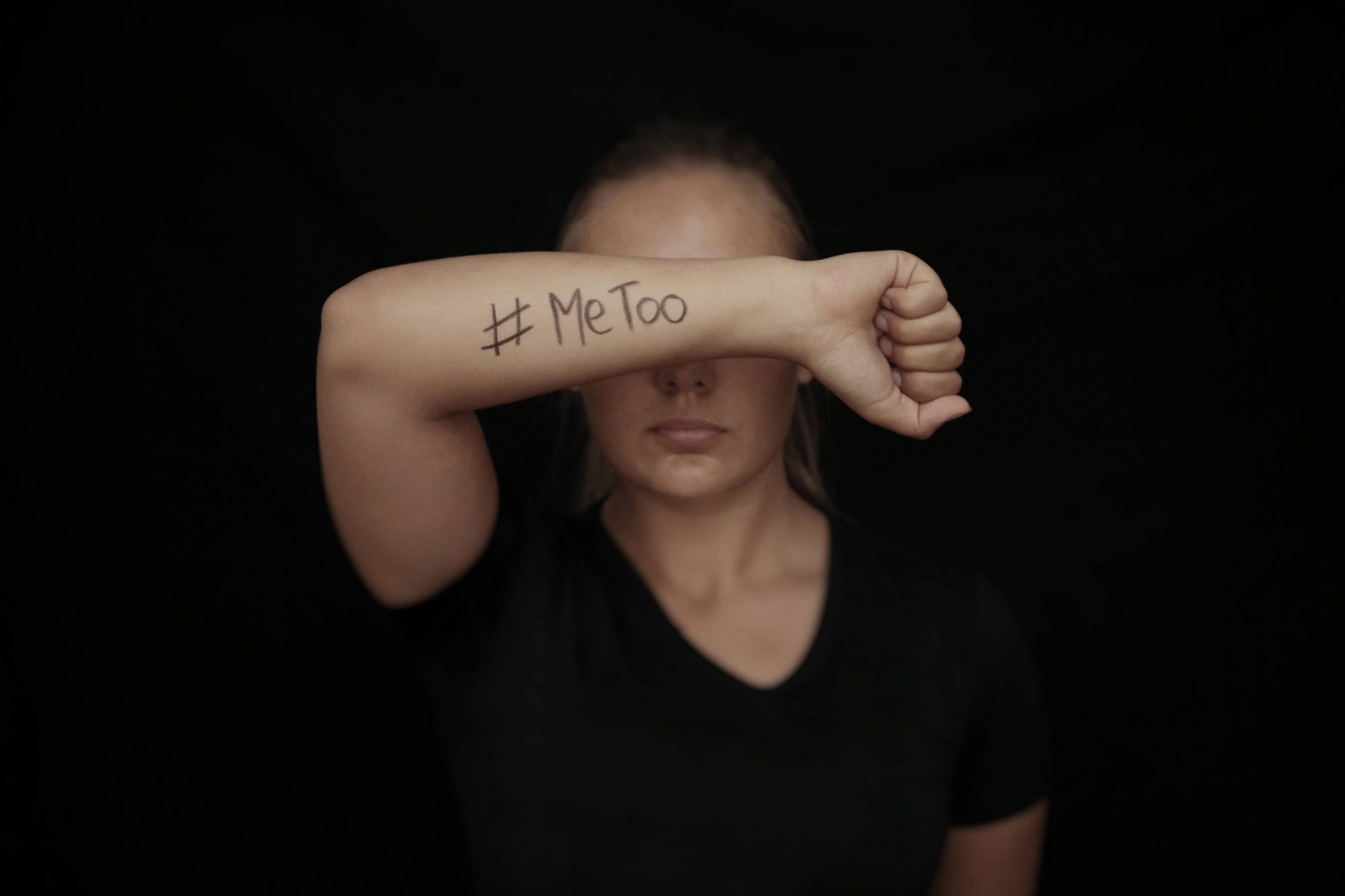 Symbolbild: eine Frau hebt ihren Arm auf dem „#MeToo" zu lesen ist.