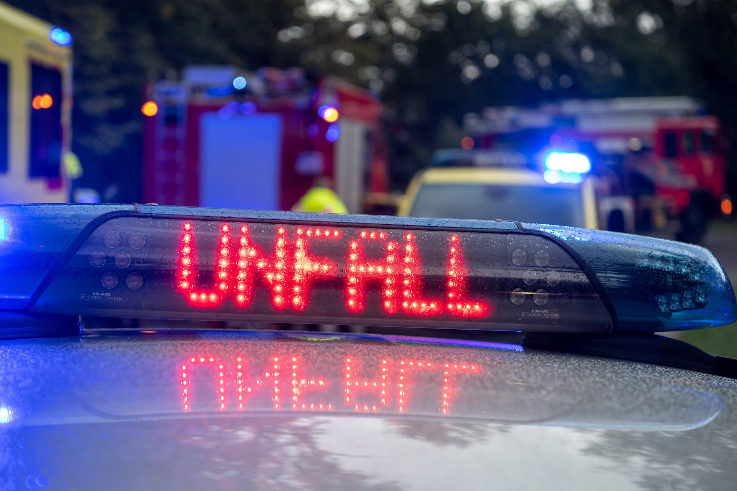 Ein Polizeiwagen mit der Leuchtschrift „Unfall“.