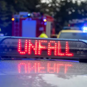 Ein Polizeiwagen mit der Leuchtschrift „Unfall“.