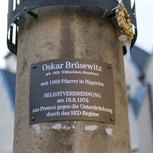 Zeitz: Eine Gedenksäule erinnert vor der Michaeliskirche an den Pfarrer Oskar Brüsewitz.