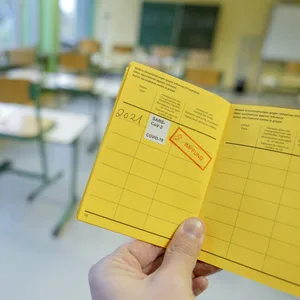 Schule Klassenzimmer Impfpass Symbol