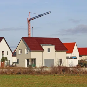 Ein Neubaugebiet mit Einfamilienhäusern.