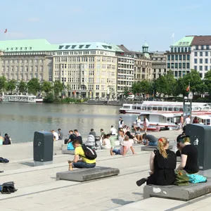Der Jungfernstieg an der Alster ist bei schönem Wetter gut besucht (Symbolbild).