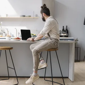 Mann am Laptop im Homeoffice