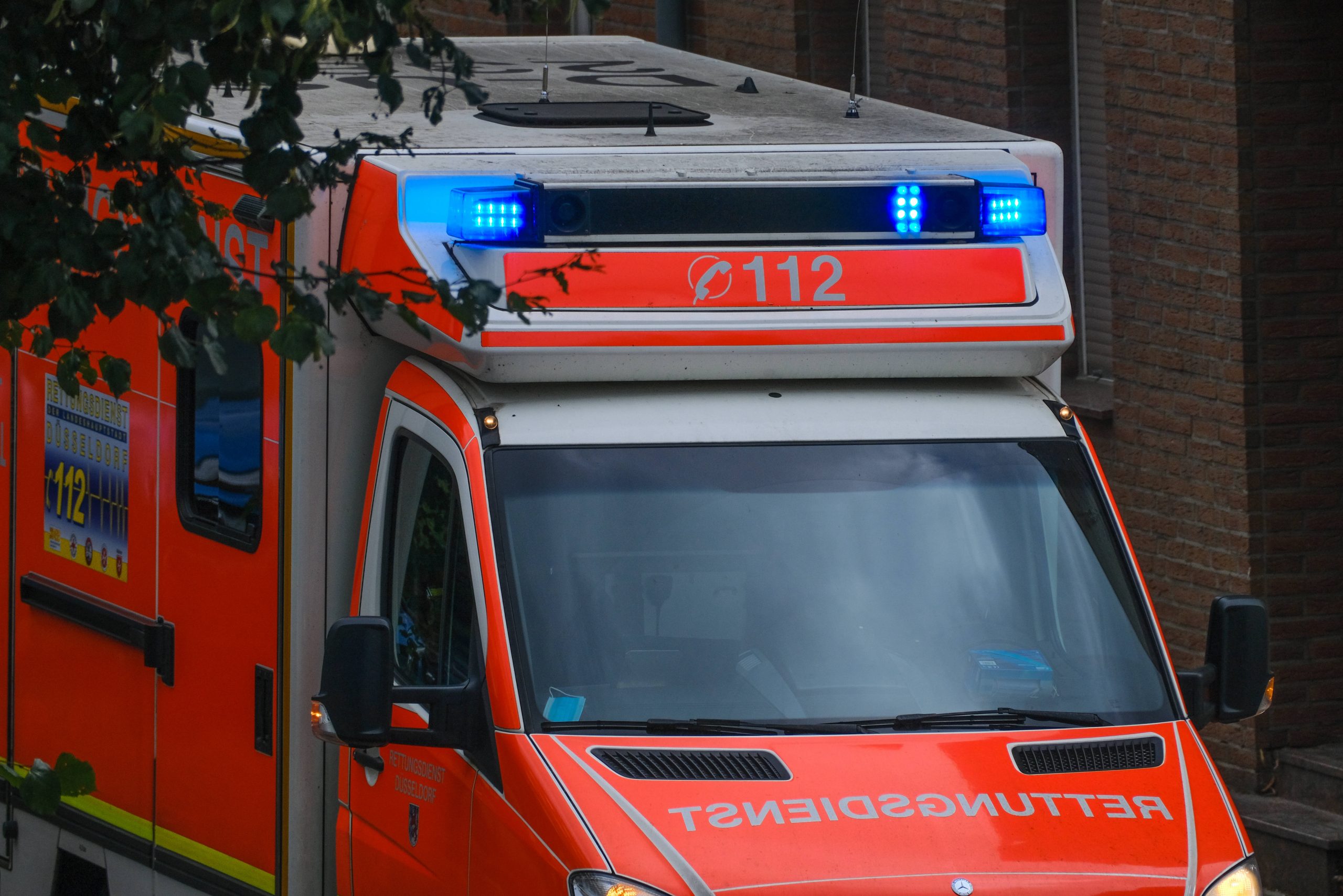 Bei einem Frontalzusammenstoß auf einem Landweg sind im Landkreis Ludwigslust-Parchim eine 41-jährige Autofahrerin und ihr 10 Jahre alter Sohn schwer verletzt worden (Symbolbild).