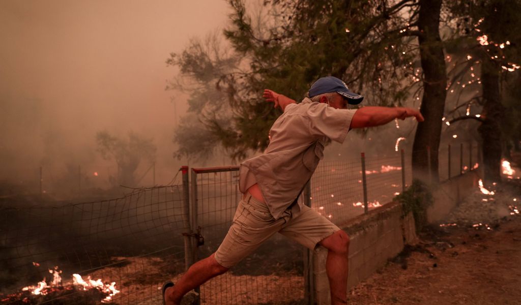 Ein Bewohner flieht in letzter Minute vor den Flammen in Pefki auf der greichischen insel Euböa.