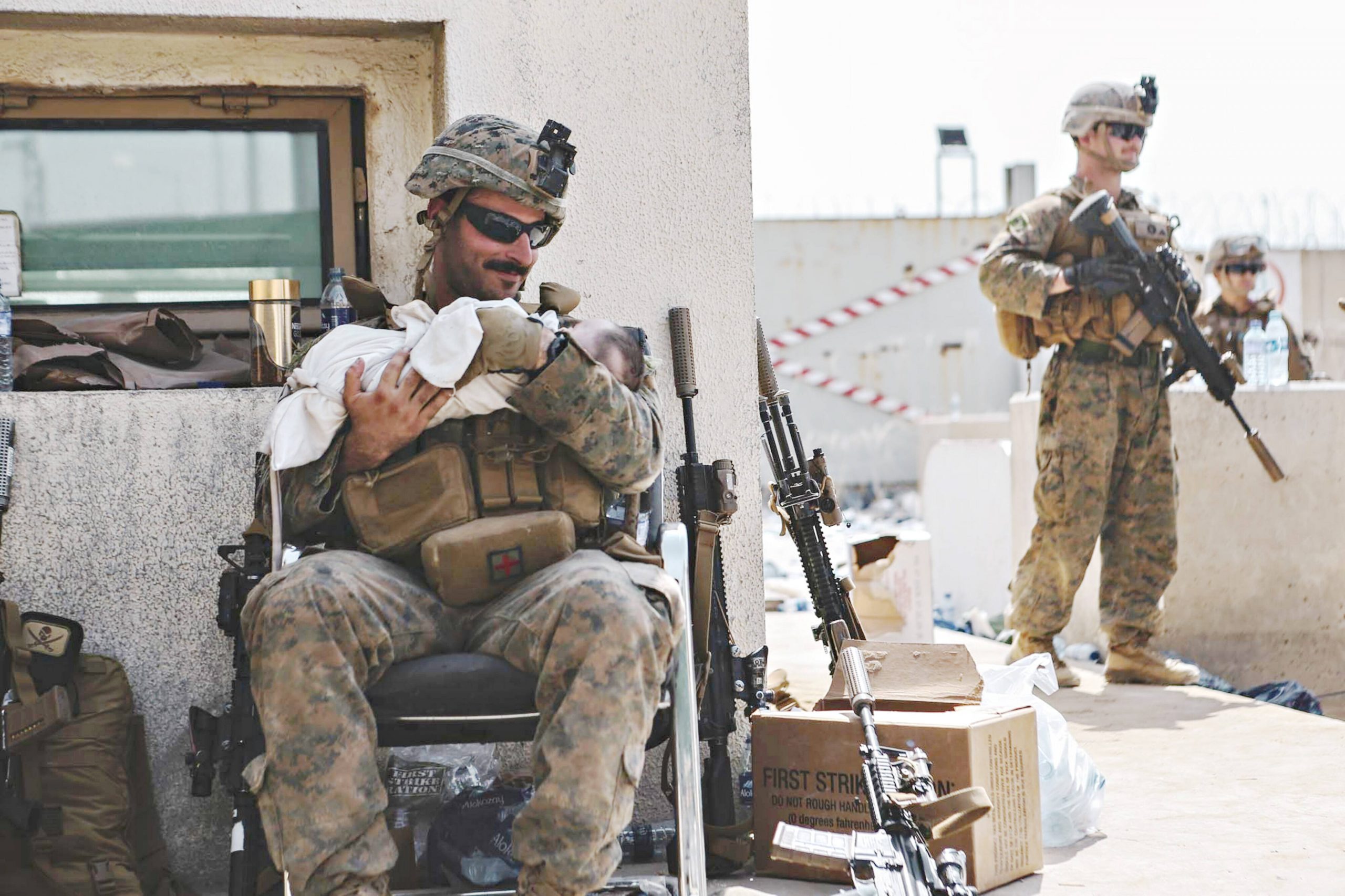 Soldat mit Baby in Kabul