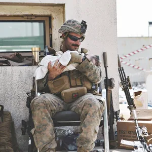 Soldat mit Baby in Kabul