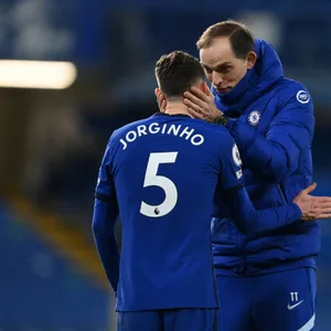 Thomas Tuchel (r.) und Jorginho haben beide Möglichkeiten auf eine Auszeichnung