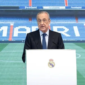 Florentino Perez steht am Rednerpult