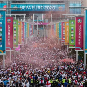 Fans vor dem Wembley Stadion