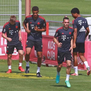 Arijon Ibrahimovic (3. v. l.) ist erst 15 Jahre alt, trainiert aber schon bei den Bayern-Profis mit.