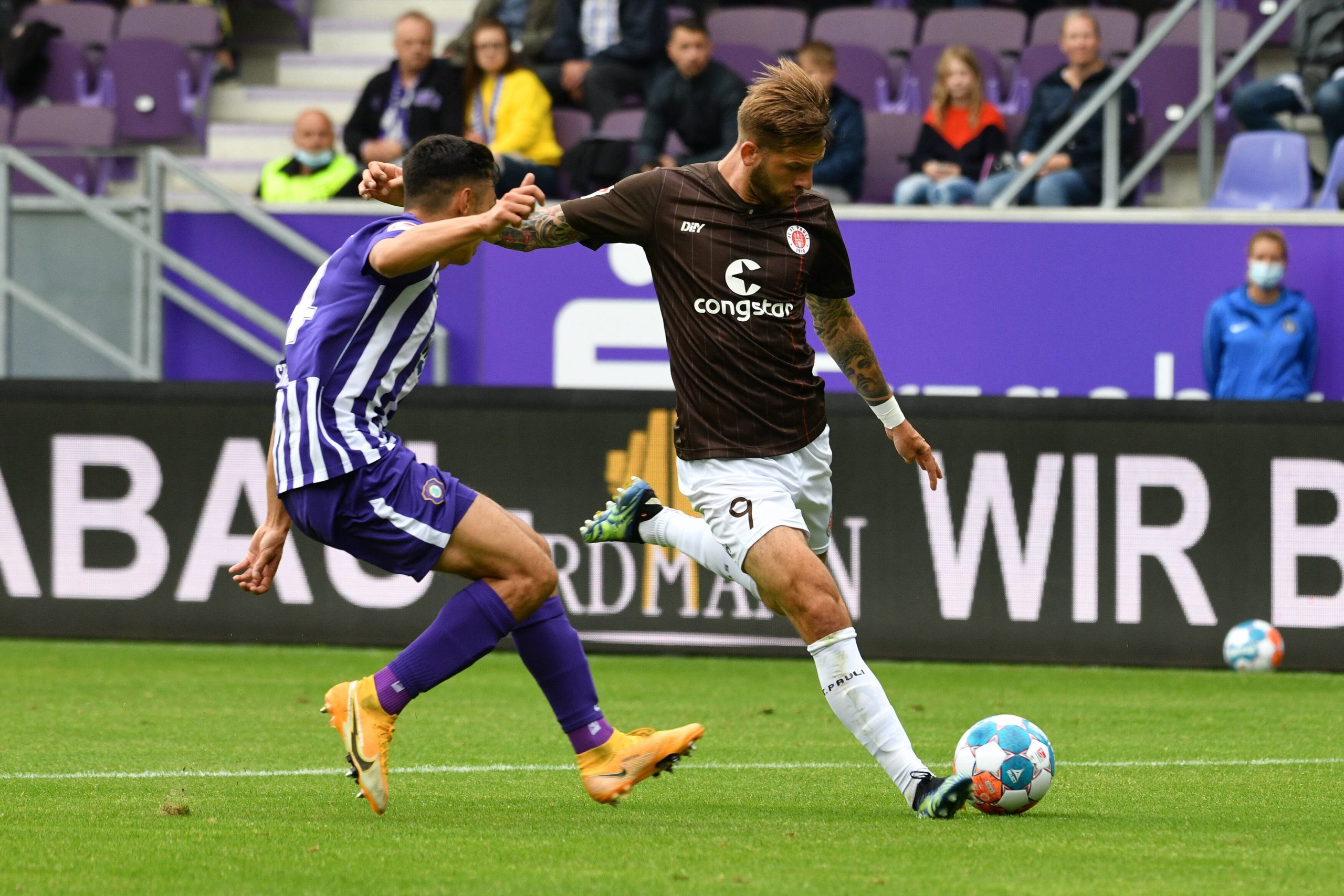 Guido Burgstaller erzielte das vermeintliche 1:0 für St. Pauli – stand aber knapp im Abseits.