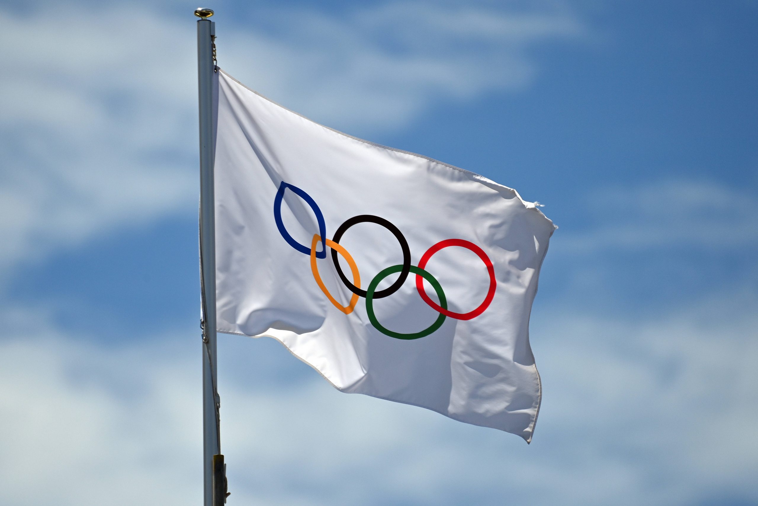 Flagge mit Olympischen Ringen (Symbolfoto)