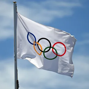 Flagge mit Olympischen Ringen (Symbolfoto)