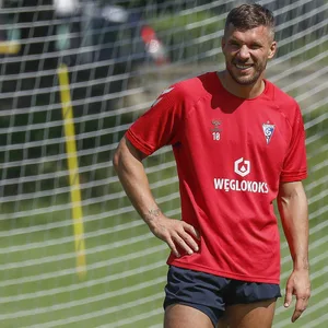 Ex-Weltmeister Lukas Podolski wurde bei seinem neuen Klub Gornik Zabrze positiv auf Corona getestet und muss in Quarantäne