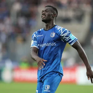 Sirlord Conteh wurde laut Magdeburger Spielern offenbar von Saarbrückens Dennis Erdmann rassistisch beleidigt.