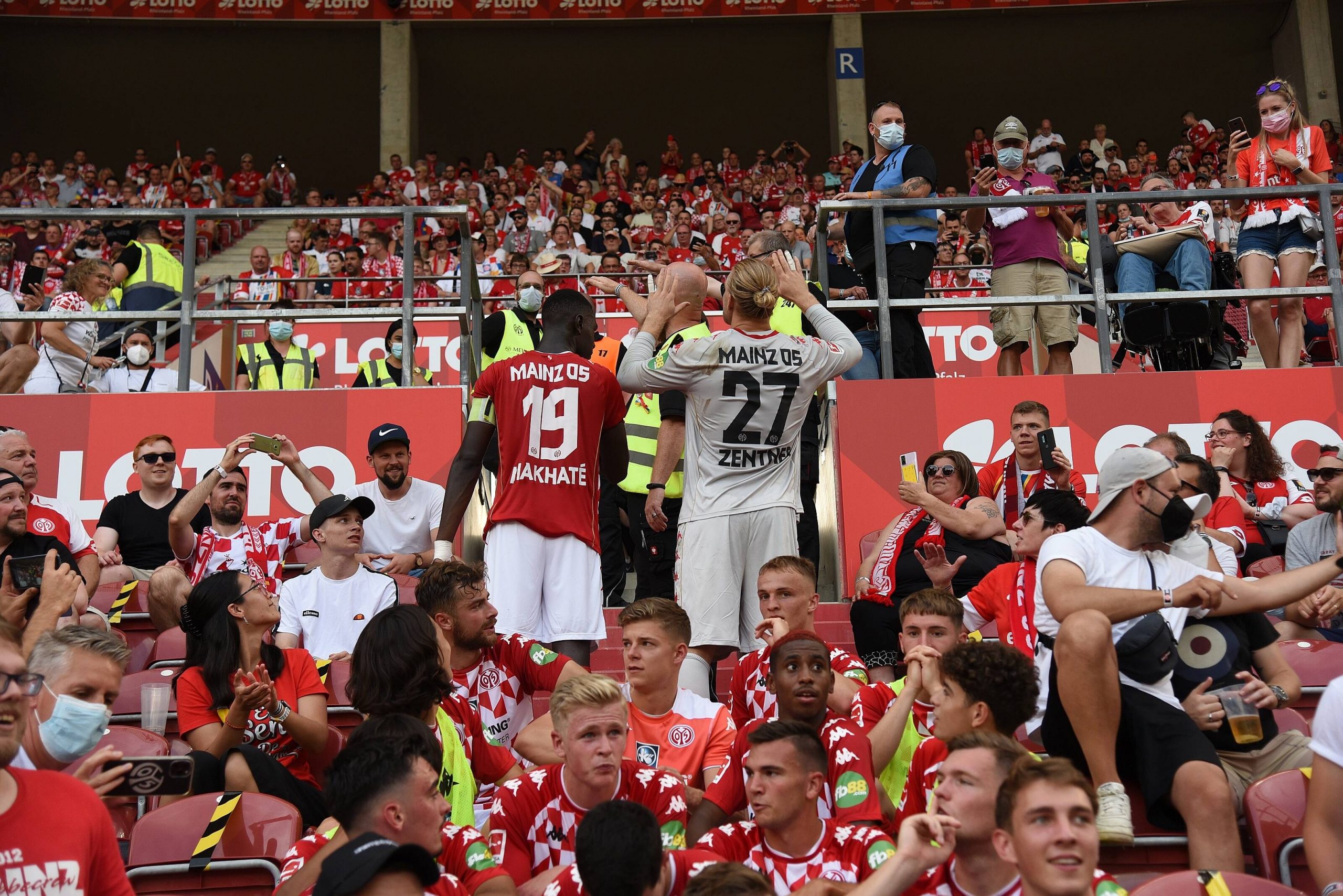 Spieler und Fans von Mainz 05