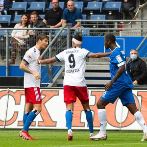 Maximilian Rohr und Darmstadts Patric Pfeiffer müssen von HSV-Stürmer Robert Glatzel auseinandergehalten werden.