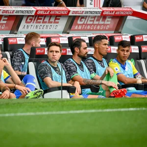 Kündigt sich so sein Abschied an? Superstar Cristiano Ronaldo (2.v.r.) sitzt zum Saisonauftakt von Juventus Turin nur auf der Bank