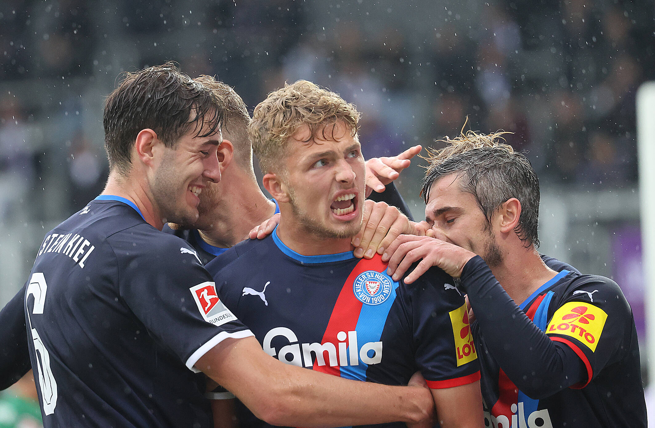 Fiete Arp (M.) wird von seinen Mannschaftskollegen für sein Tor zum 2:0 gegen Erzgebirge Aue gefeiert.