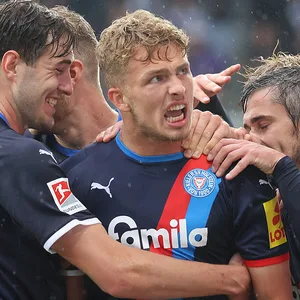 Fiete Arp (M.) wird von seinen Mannschaftskollegen für sein Tor zum 2:0 gegen Erzgebirge Aue gefeiert.