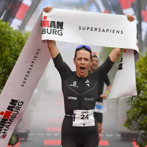 „Ich bin sprachlos.“ Laura Zimmermann jubelt beim vierten Hamburger Ironman über ihren ersten Sieg auf dieser Distanz
