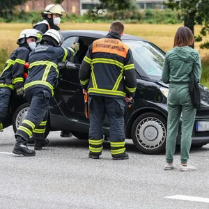 Feuerwehrkräfte am Unfallfahrzeug.