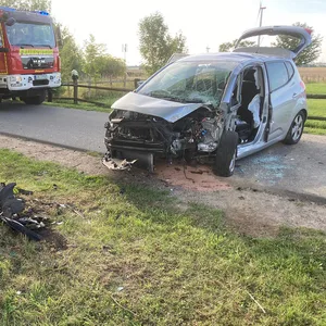 Feuerwehrmänner mussten die Schwerverletzte aus dem Wrack befreien.