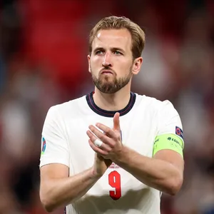 Harry Kane applaudiert englischen Fans