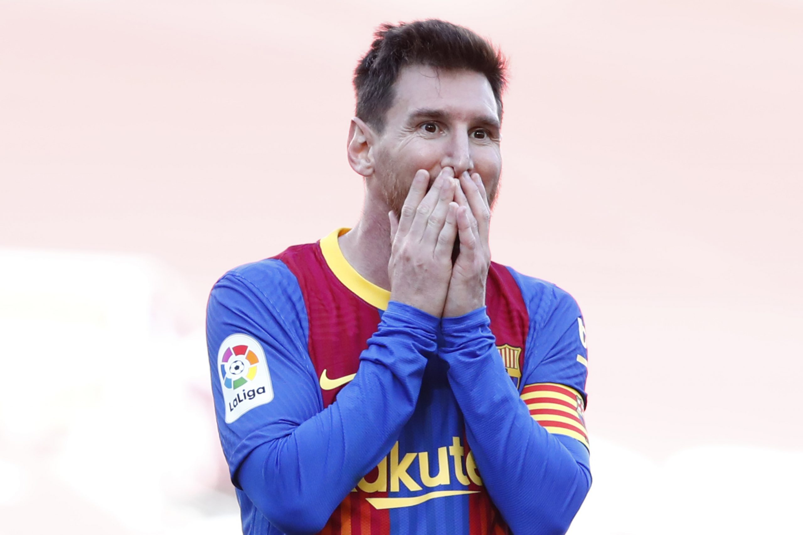 Lionel Messi hält sich die Hände vor das Gesicht.