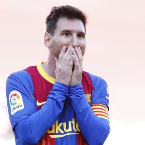 Lionel Messi hält sich die Hände vor das Gesicht.