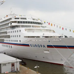 Die MS Europa an der Überseebrücke in Hamburg