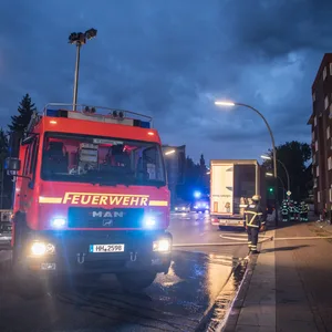 Die Feuerwehr nahm einen Großteil des ausgelaufenen Öls auf.