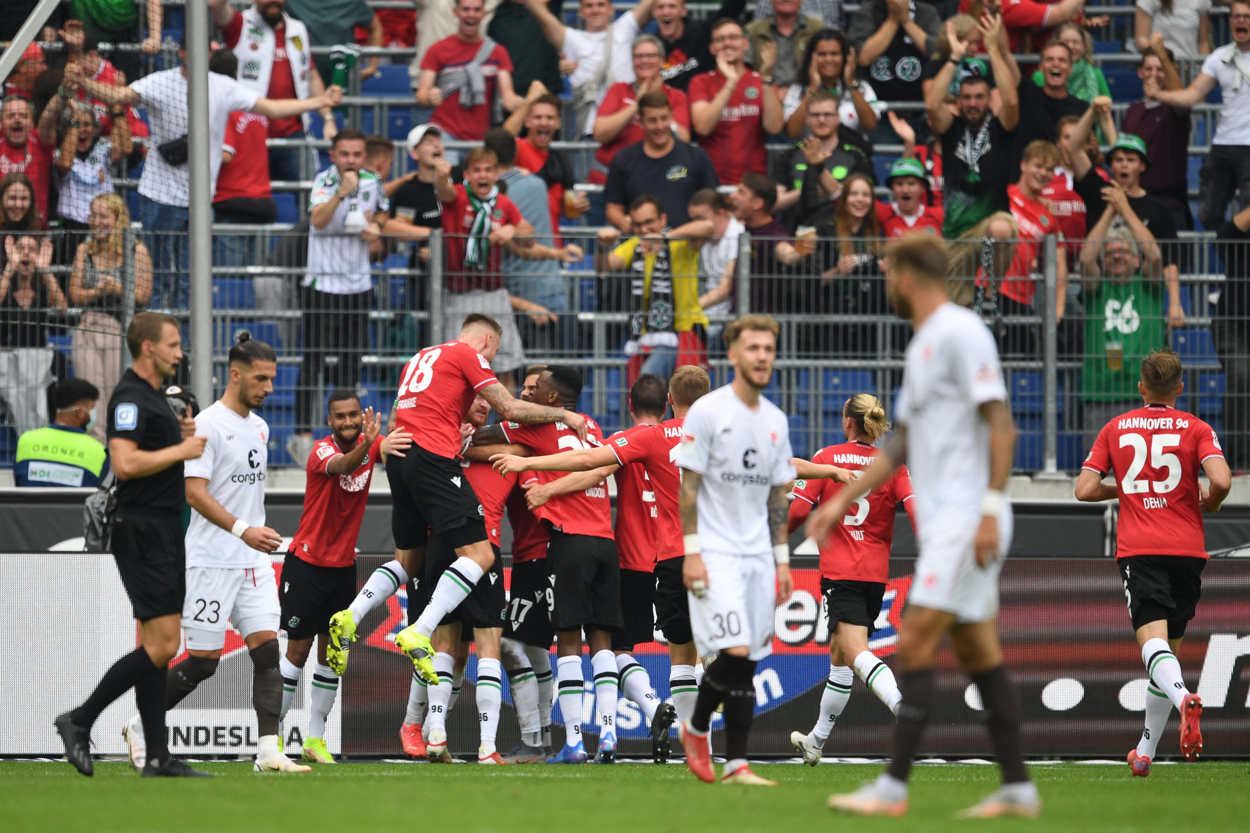 Hannover bejubelt das 1:0 durch Sebastian Kerk.