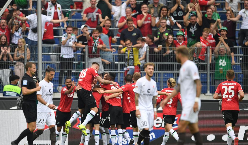 Hannover bejubelt das 1:0 durch Sebastian Kerk.