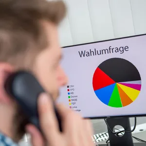 Ein Mann bei einer Wahlumfrage (Symbolbild).