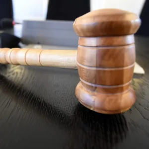Richterhammer auf einem Tisch