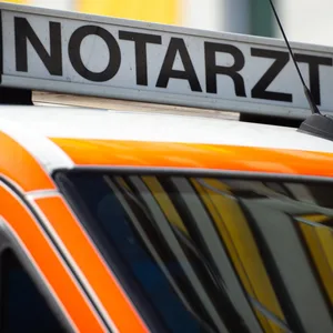 Notarztschild auf einem Fahrzeug